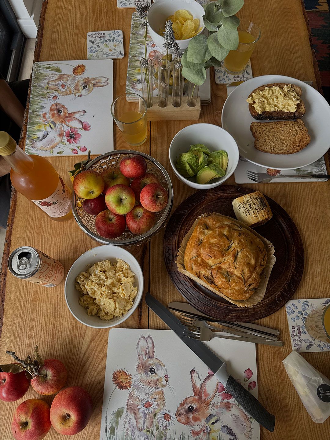 After buying some ‘picky bits from the town's local deli we headed back to the Airbnb for lunch.