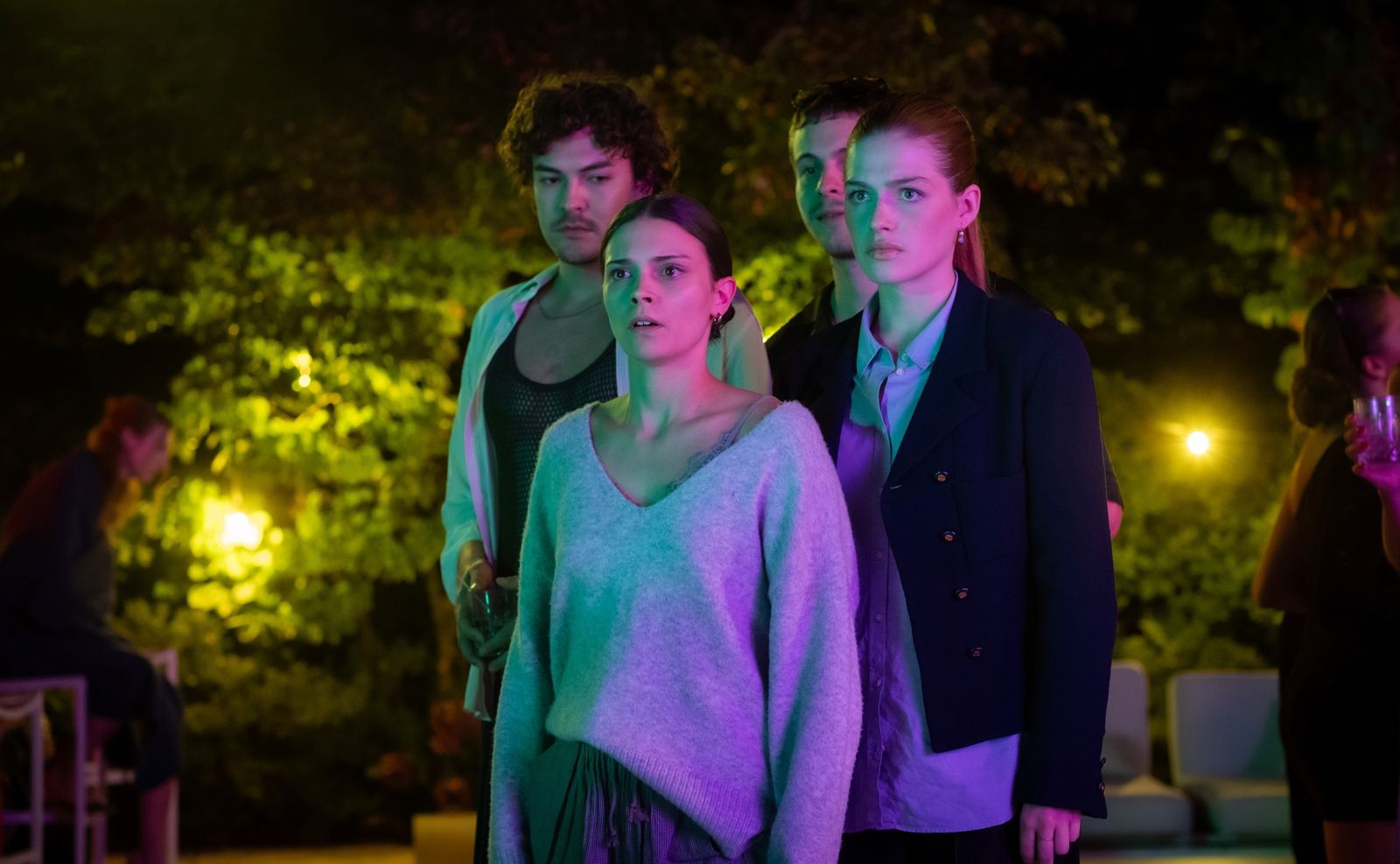 Alistair  Ruby  Cyril  und Lydia  sehen wie James vor Rubys Augen Elaine küsst  Folge 1.