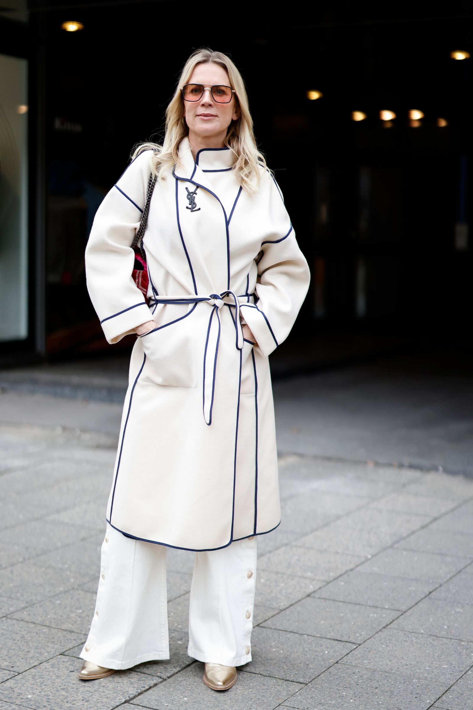 Jeans acampanados con abrigo