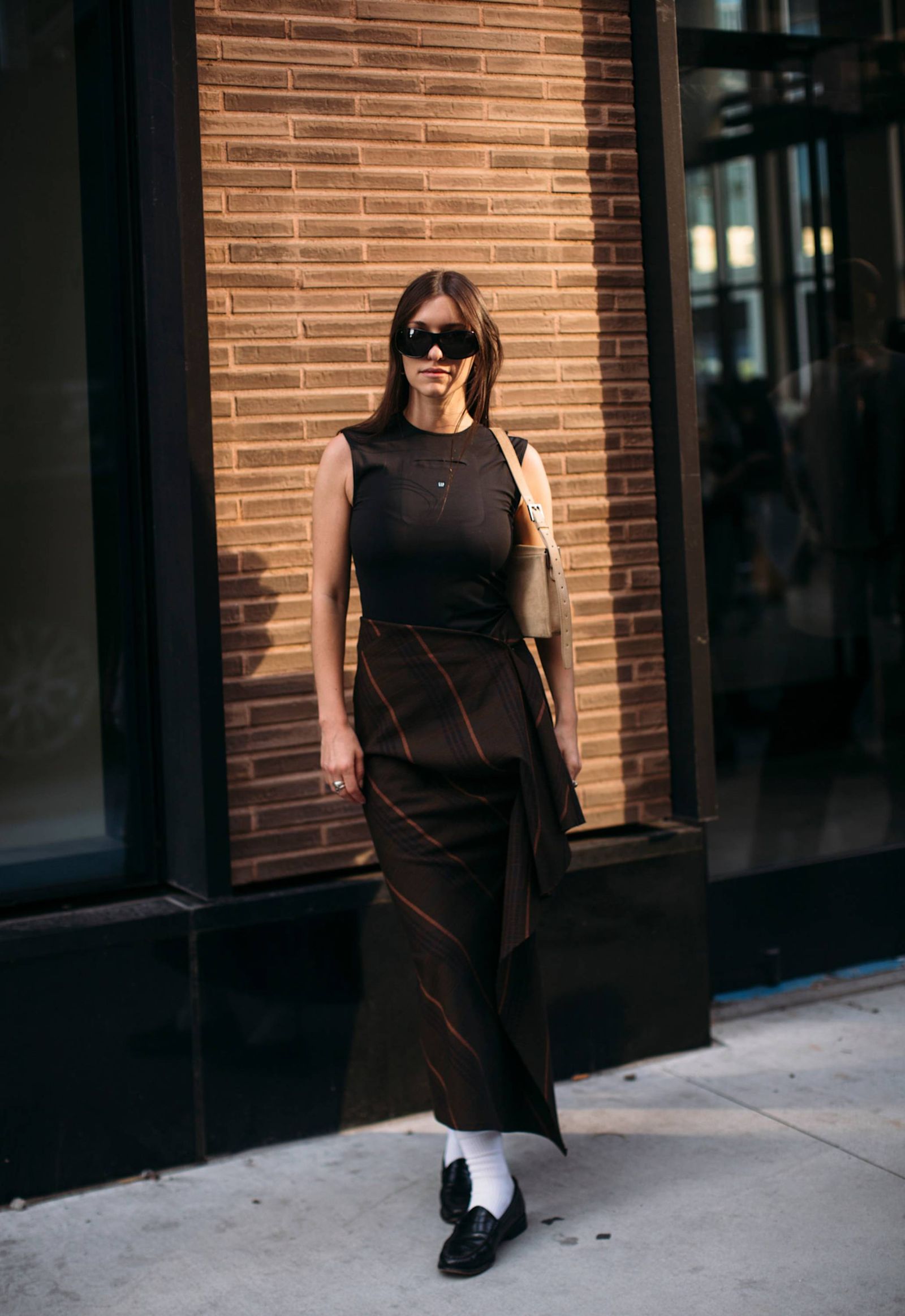 Mocasines con calcetas falda midi y blusa sin mangas en el street style.