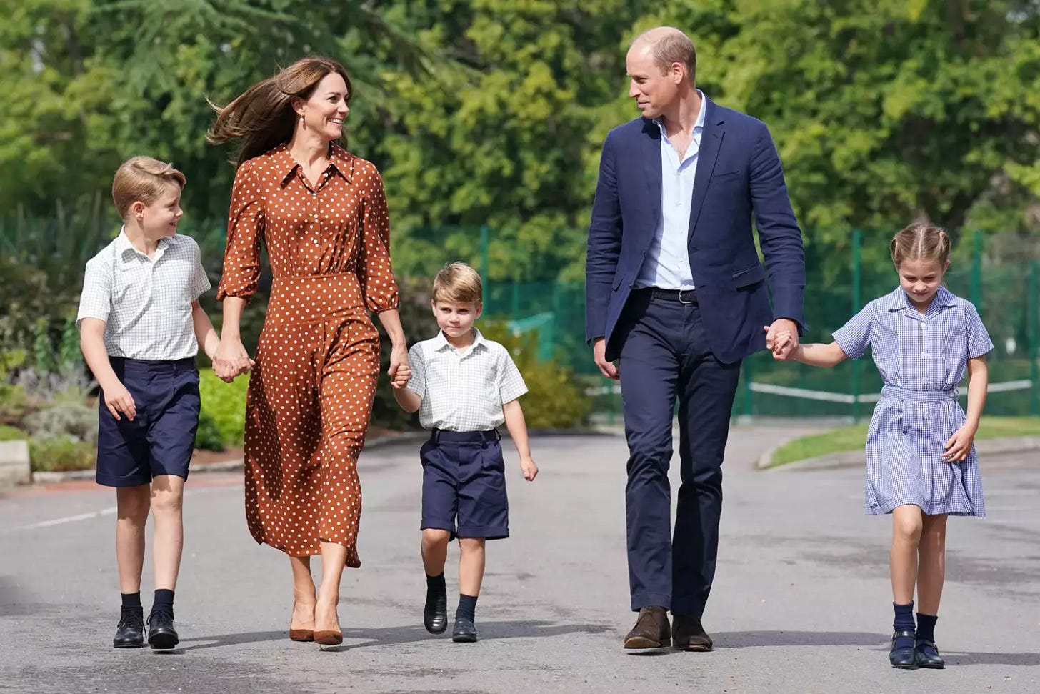 Prince George, Princess Charlotte and Prince Louis (C), accompanied by their parents the Prince William, Duke of Cambridge and Catherine, Duchess of Cambridge, arrive for a settling in afternoon at Lambrook School, near Ascot on September 7, 2022 in Bracknell, England.