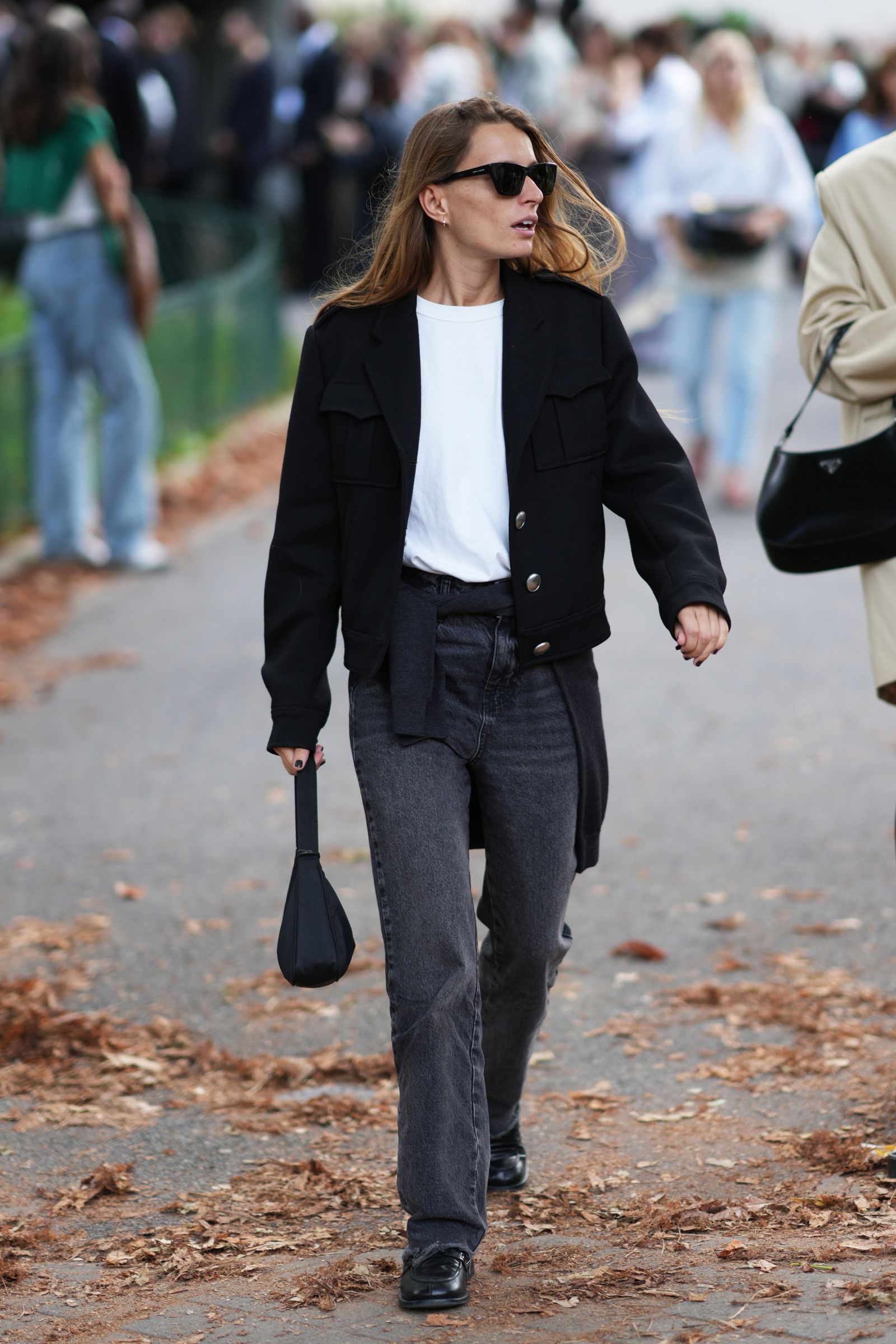 jeans rectos grises mocasines negros y cárdigan negro